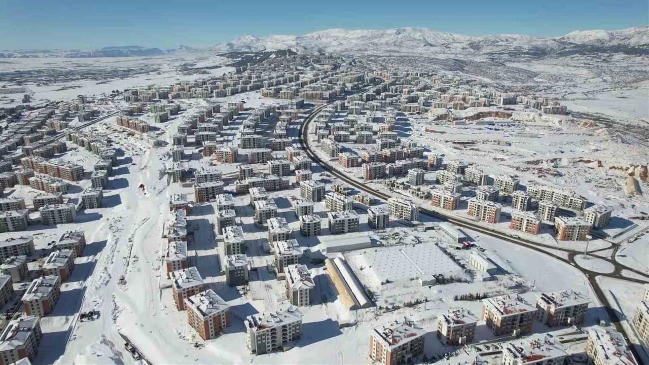 16 BİN 467 KONUTUN YAPILDIĞI ADIYAMAN İNDERE KAR YAĞIŞIYLA BEYAZA BÜRÜNDÜ. KAR ALTINDA BİR BAŞKA...