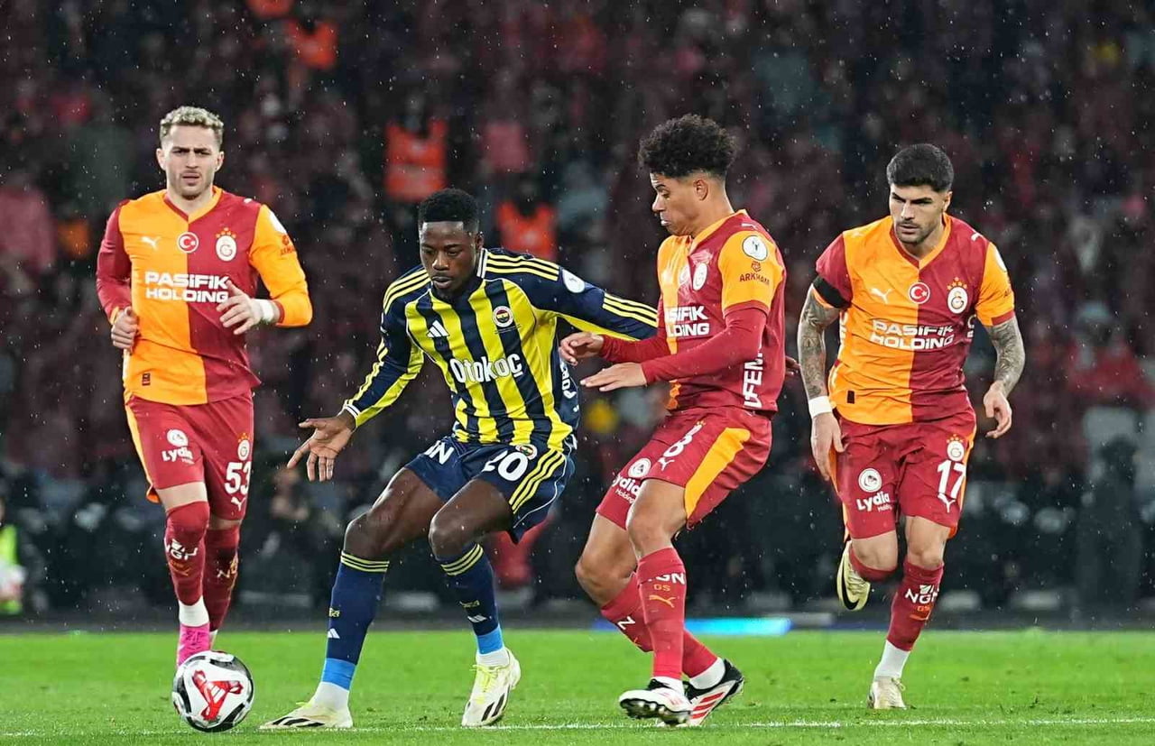 2025 TURKCELL SÜPER KUPA FİNAL MAÇINDA FENERBAHÇE, GALATASARAY’I 2-0 YENEREK KUPANIN SAHİBİ...