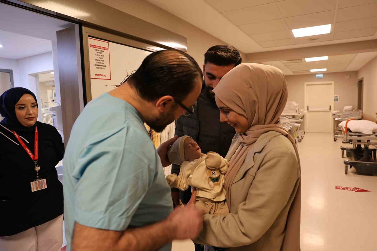 44 GÜNLÜK CİVAN ŞEN'E, ANNE KARNINDAYKEN 25 BİNDE BİR GÖRÜLEN GASTROŞİZİS HASTALIĞI TEŞHİSİ...