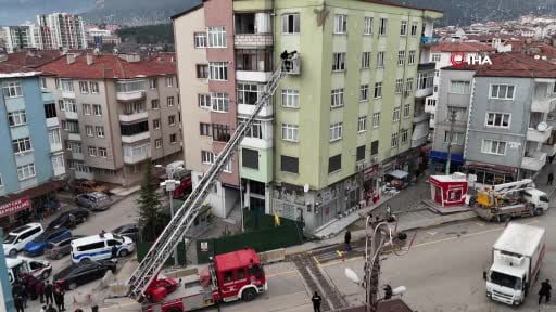 5 katlı apartmanda çıkan yangından can pazarı: 8 kişi itfaiye ekiplerince kurtarıldı