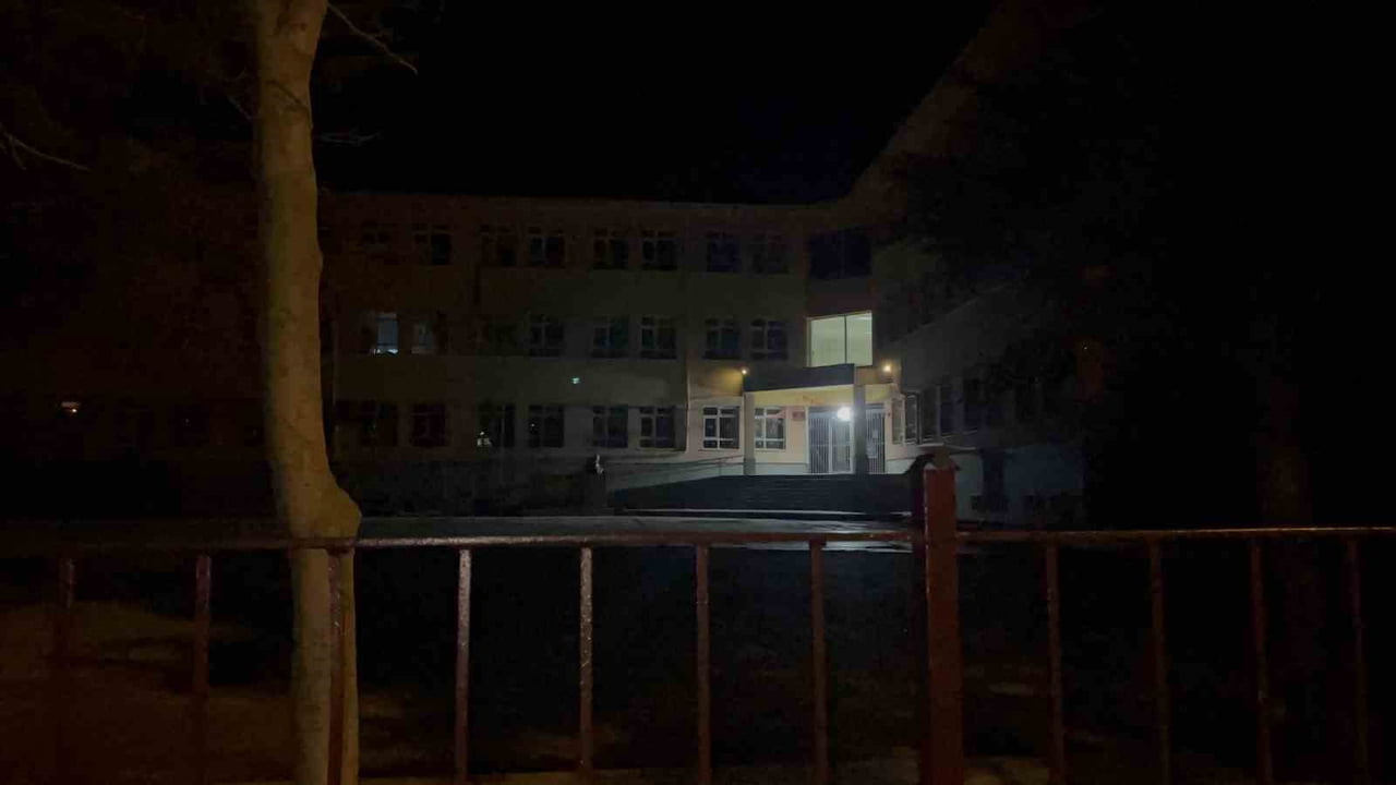 71 EVLER MAHALLESİ HACI ARİF BEY SOKAK ÜZERİNDE BULUNAN OKULUN BAHÇESİNDE, 17 YAŞINDAKİ MAHMUT...