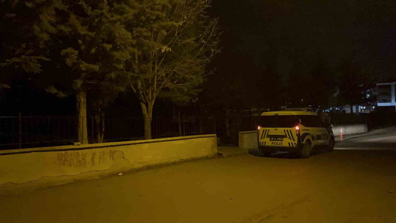 71 EVLER MAHALLESİ HACI ARİF BEY SOKAK ÜZERİNDE BULUNAN OKULUN BAHÇESİNDE, 17 YAŞINDAKİ MAHMUT...