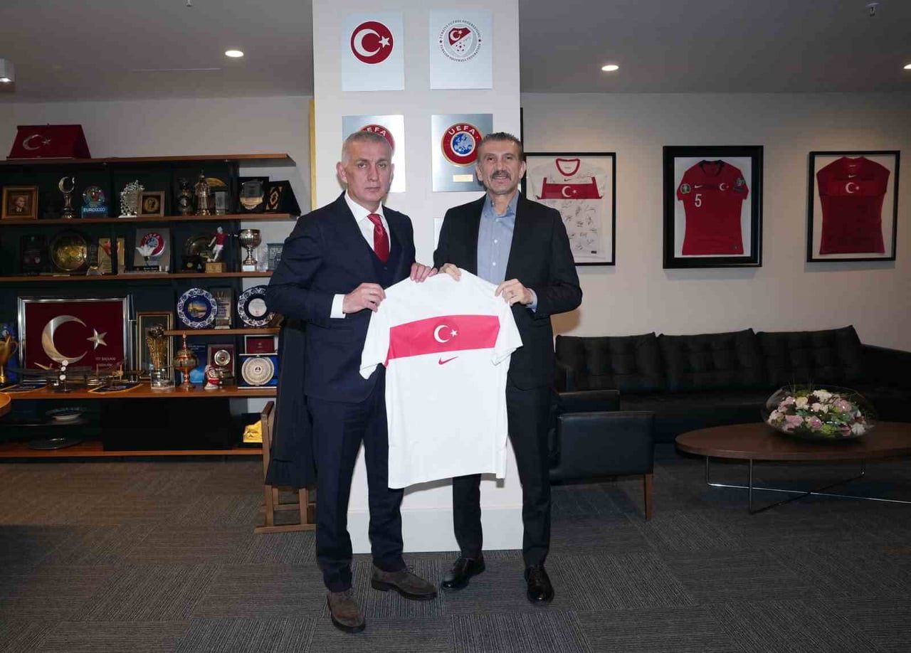 A MİLLİ TAKIMIN ESKİ KALECİSİ RÜŞTÜ REÇBER, TÜRKİYE FUTBOL FEDERASYONU BAŞKANI İBRAHİM ETHEM...