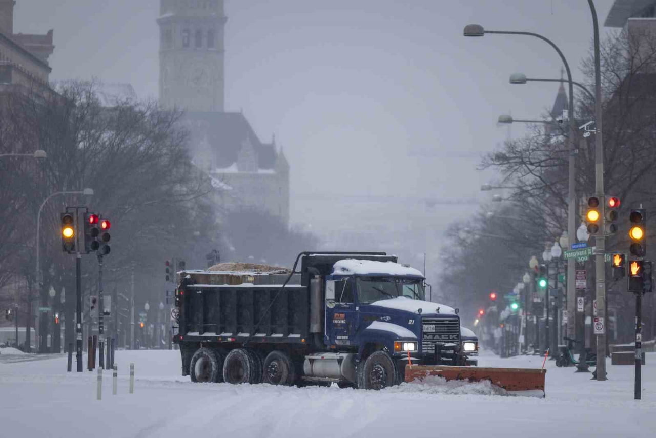 ABD'DE ETKİLİ OLAN KAR FIRTINASI NEDENİYLE 800 BİNDEN FAZLA KİŞİ ELEKTRİKSİZ KALIRKEN, 10 BİNDEN...