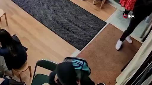 ABD'nin New York'ta kentinde silahlı 3 hırsız, Pokemon mağazasına girerek yaklaşık 100 bin dolar...