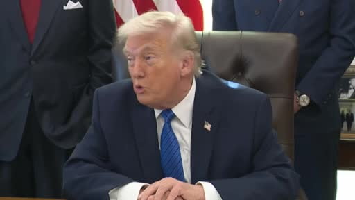 ABD Başkanı Donald Trump, Oval Ofis’te gerçekleştirdiği bir kararname imza töreni sırasında basın...