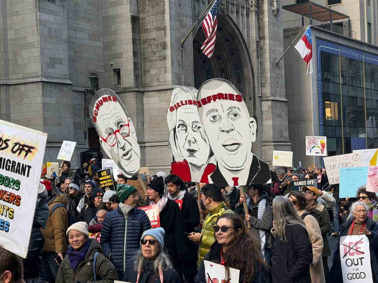 ABD’NİN NEW YORK ŞEHRİNDE BİNLERCE KİŞİ, BİR ABD GÖÇMENLİK VE GÜMRÜK MUHAFAZA DAİRESİ (ICE)...