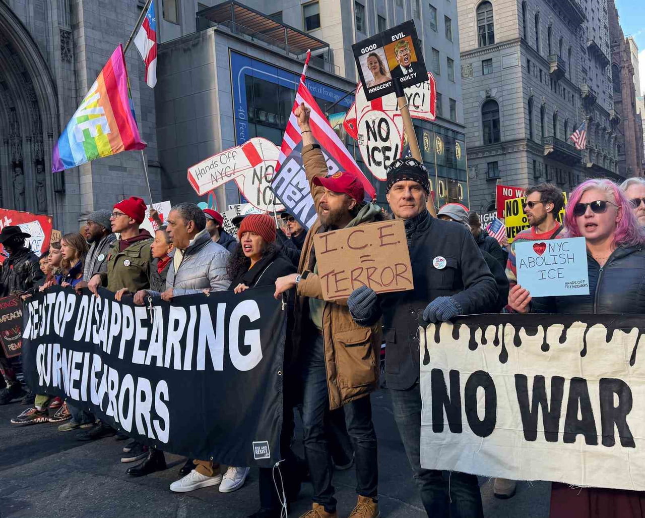 ABD’NİN NEW YORK ŞEHRİNDE BİNLERCE KİŞİ, BİR ABD GÖÇMENLİK VE GÜMRÜK MUHAFAZA DAİRESİ (ICE)...