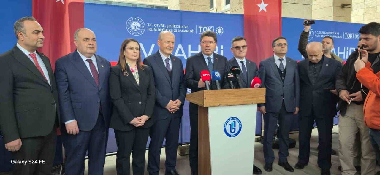 ADALET BAKANI YILMAZ TUNÇ, BARTIN ÜNİVERSİTESİ'NDE GERÇEKLEŞEN TOKİ KONUTLARI KURA TÖRENİNİN...