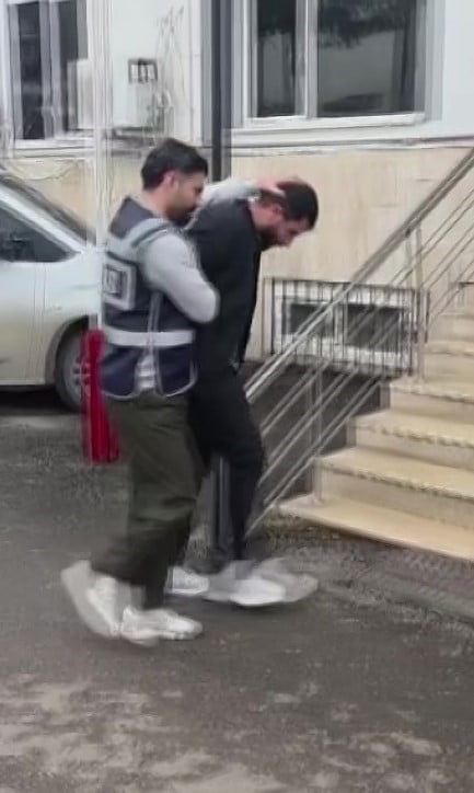 ADANA'DA BOŞANMA AŞAMASINDAKİ EŞİNİN EVİNE ZARAR VERMEKTEN HAKİM KARŞISINA ÇIKAN ŞAHIS...