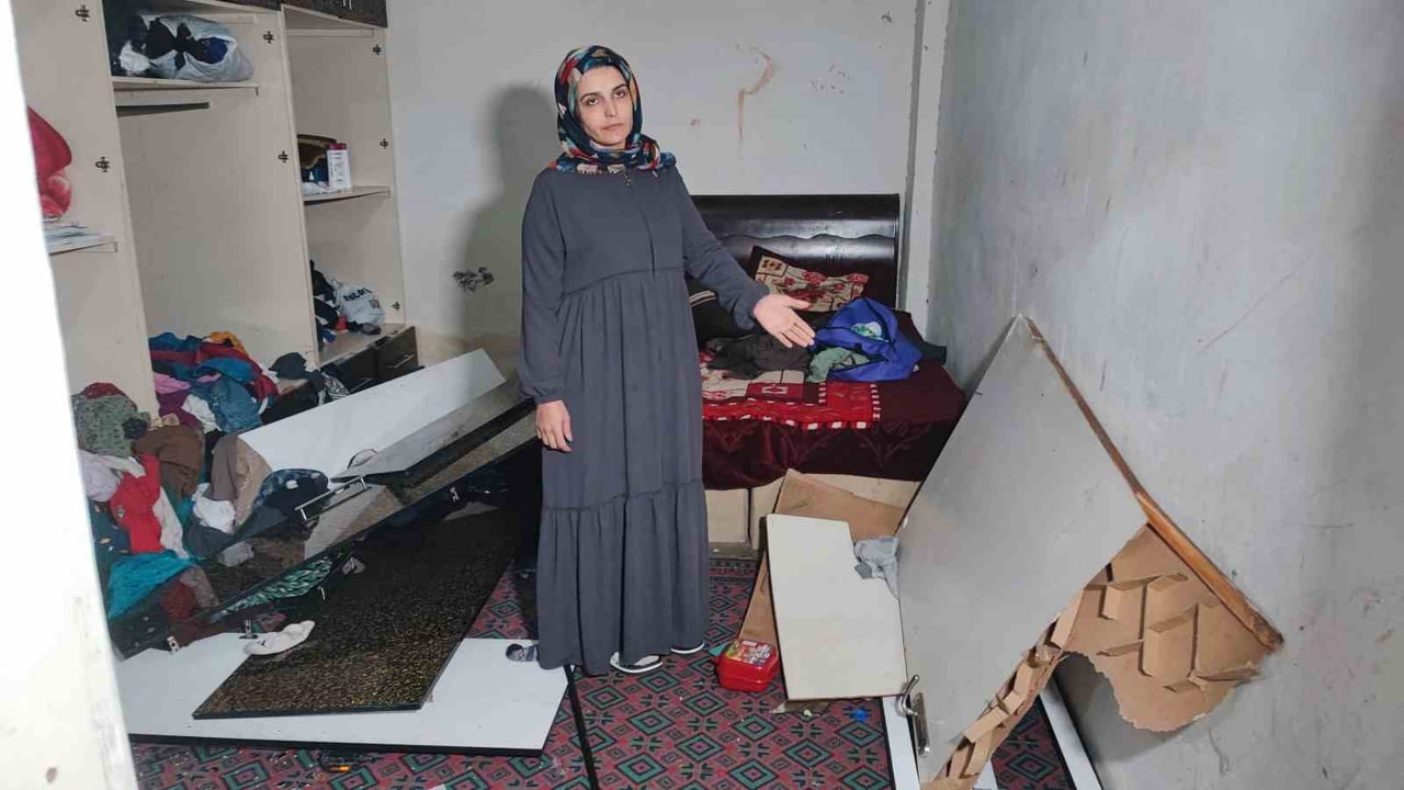 ADANA'DA BOŞANMA AŞAMASINDAKİ KOCA, EŞİ VE 4 ÇOCUĞUNUN YAŞADIĞI EVE GELEREK EŞYALARI PARÇALAYIP...