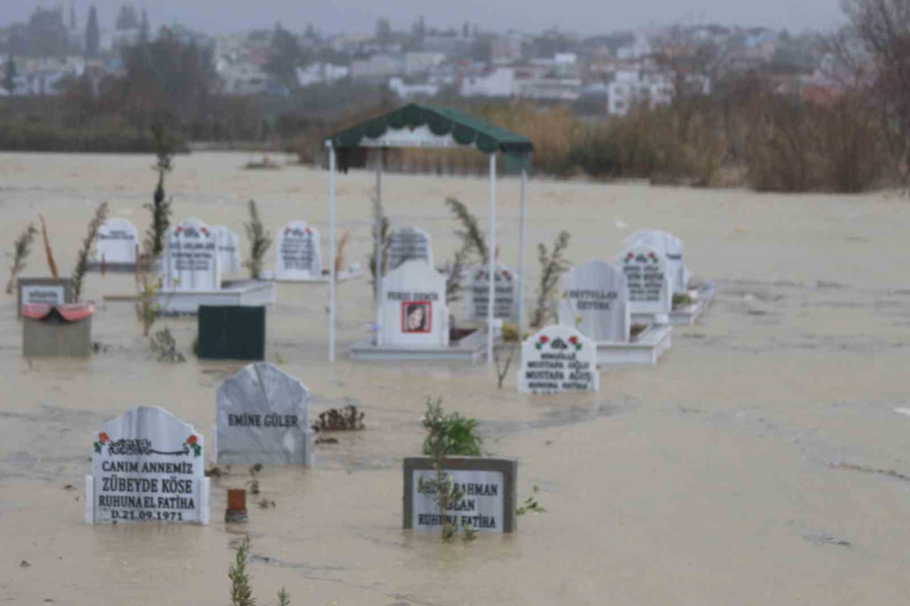ADANA'DA GÜN BOYU DEVAM EDEN SAĞANAK YAĞIŞ SONRASI MEZARLIK YAKININDAKİ KANAL TAŞTI. KANALIN...