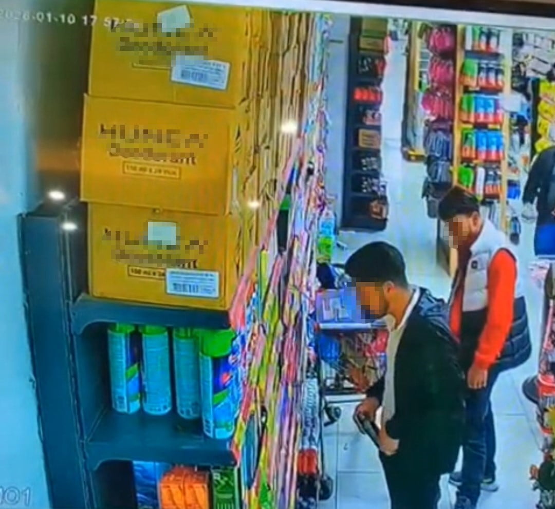 ADANA'DA İKİ HIRSIZIN KOKLADIKTAN SONRA PARFÜMLERİ ÇALMASI İŞ YERİNİN GÜVENLİK KAMERASI TARAFINDAN...