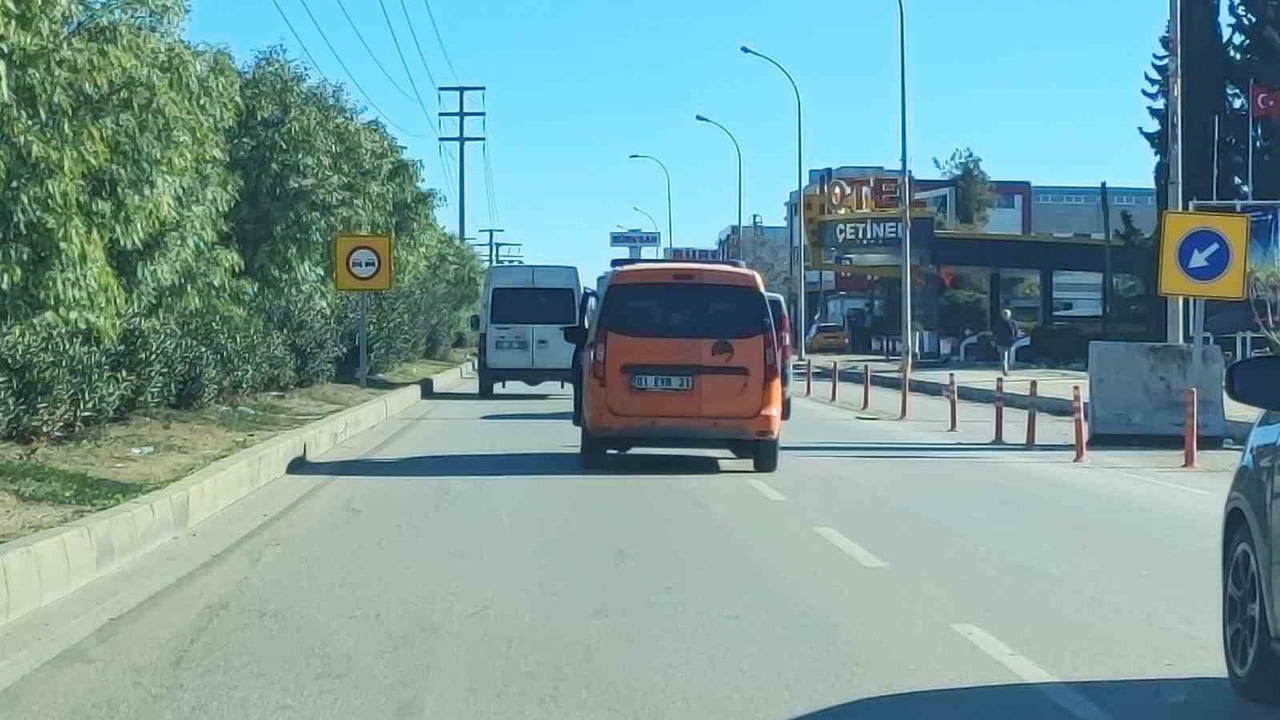 ADANA'DA KARAYOLLARI GENEL MÜDÜRLÜĞÜ'NE AİT HAFİF TİCARİ ARACIN SÜRÜCÜSÜ, EMNİYET KEMERİNİ KENDİSİ...