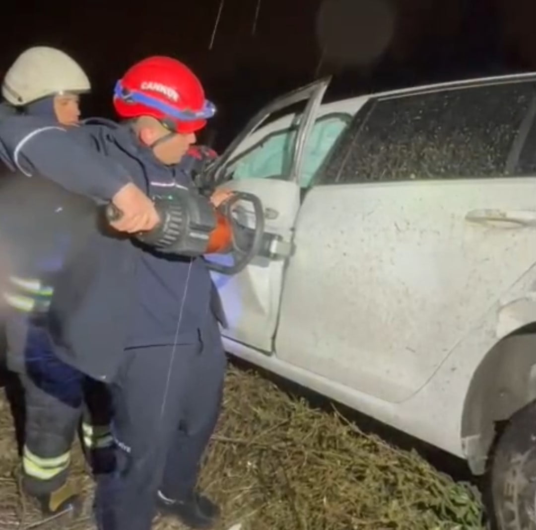 ADANA'DA OTOYOLDA KAZAN YAPAN OTOMOBİLDE SIKIŞAN 2 KİŞİ İTFAİYE EKİPLERİNCE KURTARILARAK HASTANEYE...