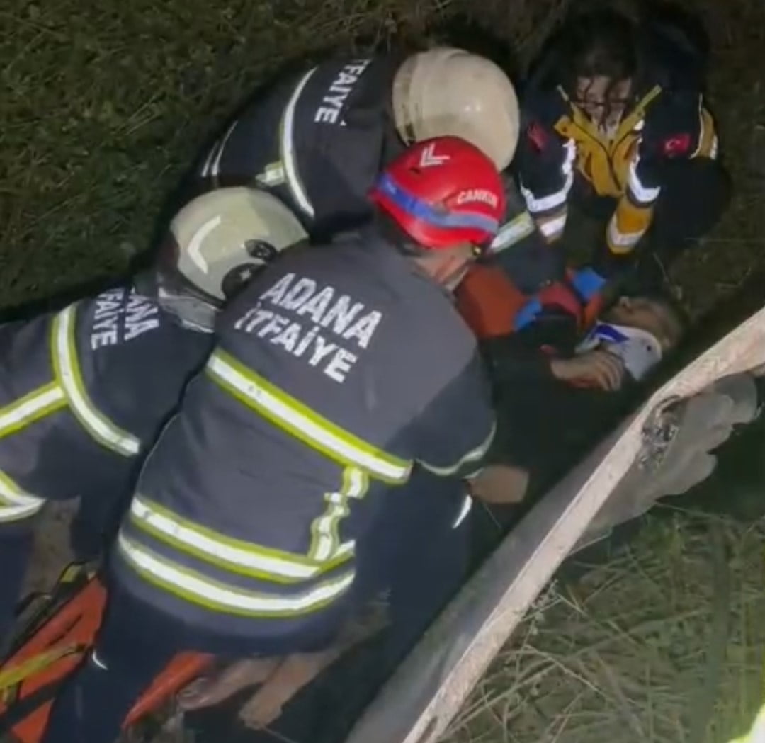 ADANA'DA OTOYOLDA KAZAN YAPAN OTOMOBİLDE SIKIŞAN 2 KİŞİ İTFAİYE EKİPLERİNCE KURTARILARAK HASTANEYE...