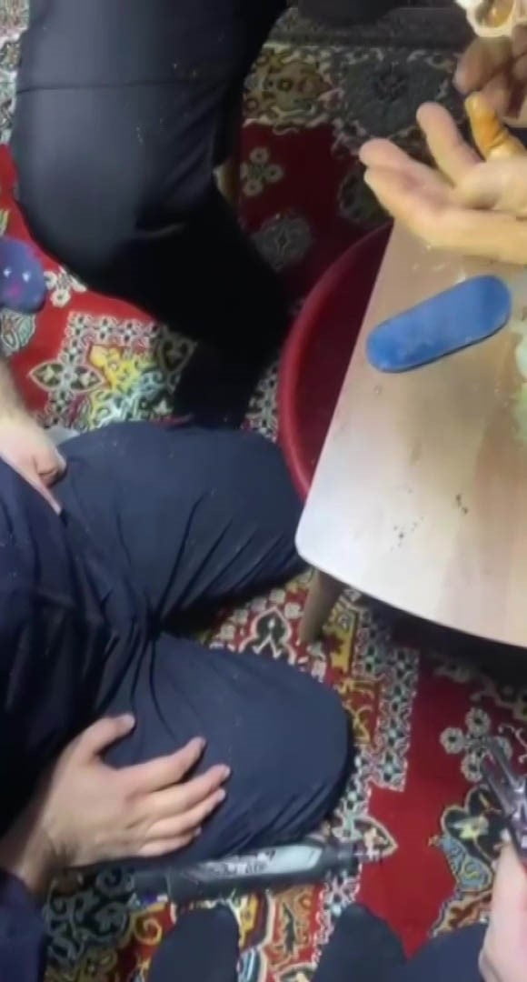 ADANA'DA PARMAĞINI KOMBİ BORUSUNA SIKIŞTIRAN BİR KİŞİNİN PARMAĞINDAKİ BORU, CANKUR EKİPLERİNCE...