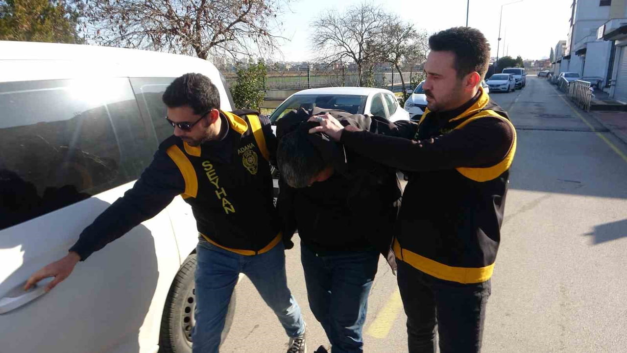 ADANA'DA TRAFİKTE YOL VERME MESELESİ YÜZÜNDEN ÇIKAN TARTIŞMADA, KASKIYLA SERVİS ARACININ CAMINI...