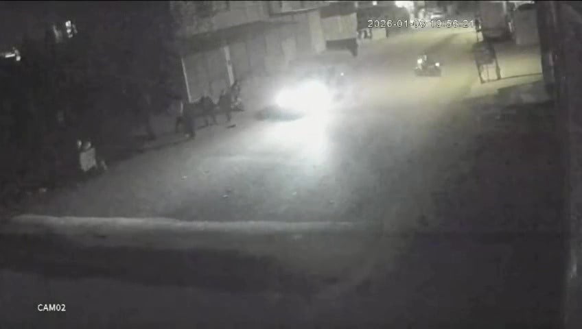 ADANA'DA YAŞAYAN 57 YAŞINDAKİ ESMA ETKÜ, SOKAK ORTASINDA DAYAK YİYEN YEĞENİNİ KURTARMAK İSTERKEN 5...