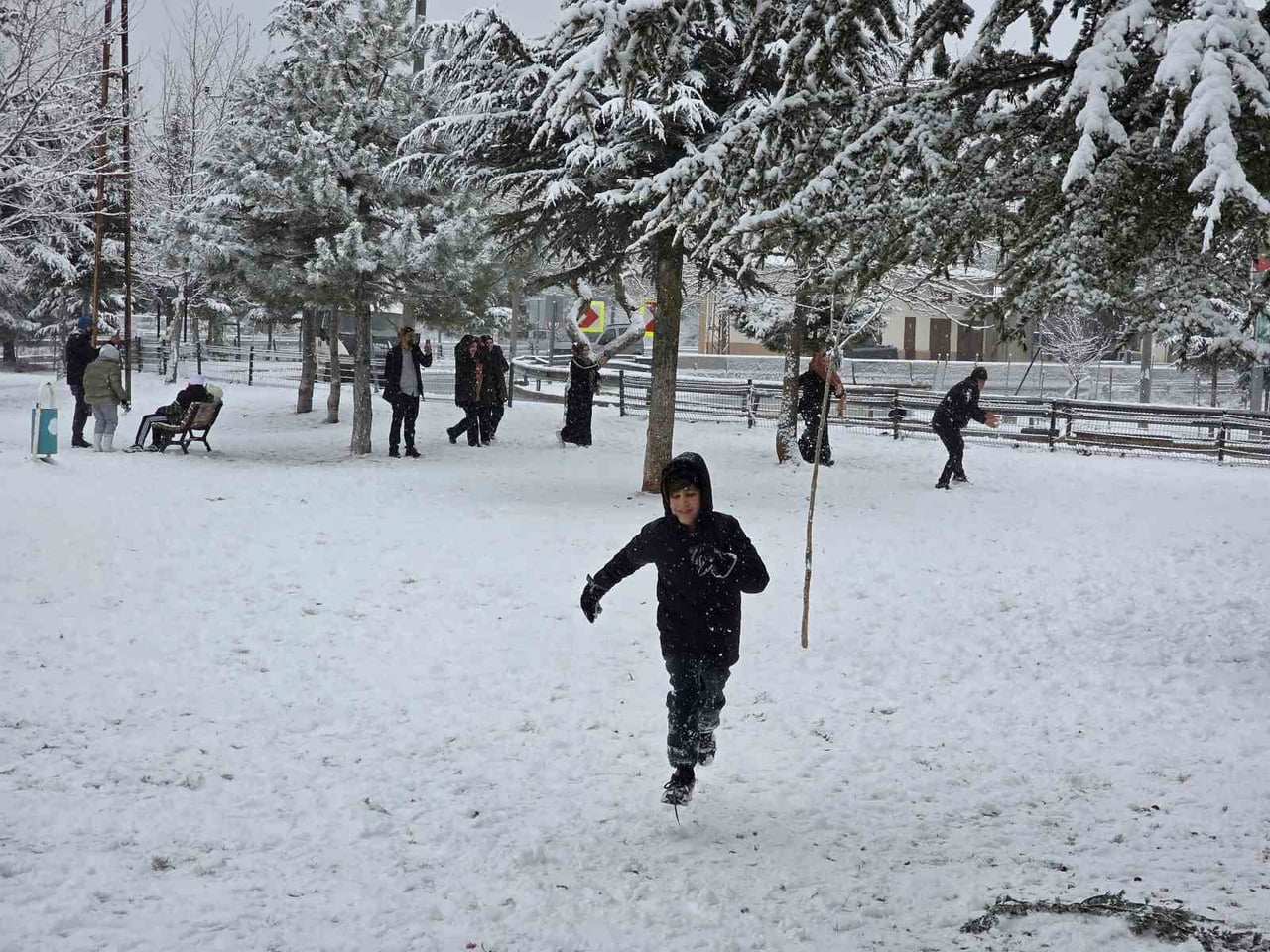 ADANA'NIN POZANTI İLÇESİ KAR YAĞIŞIYLA BİRLİKTE BEYAZA BÜRÜNDÜ.