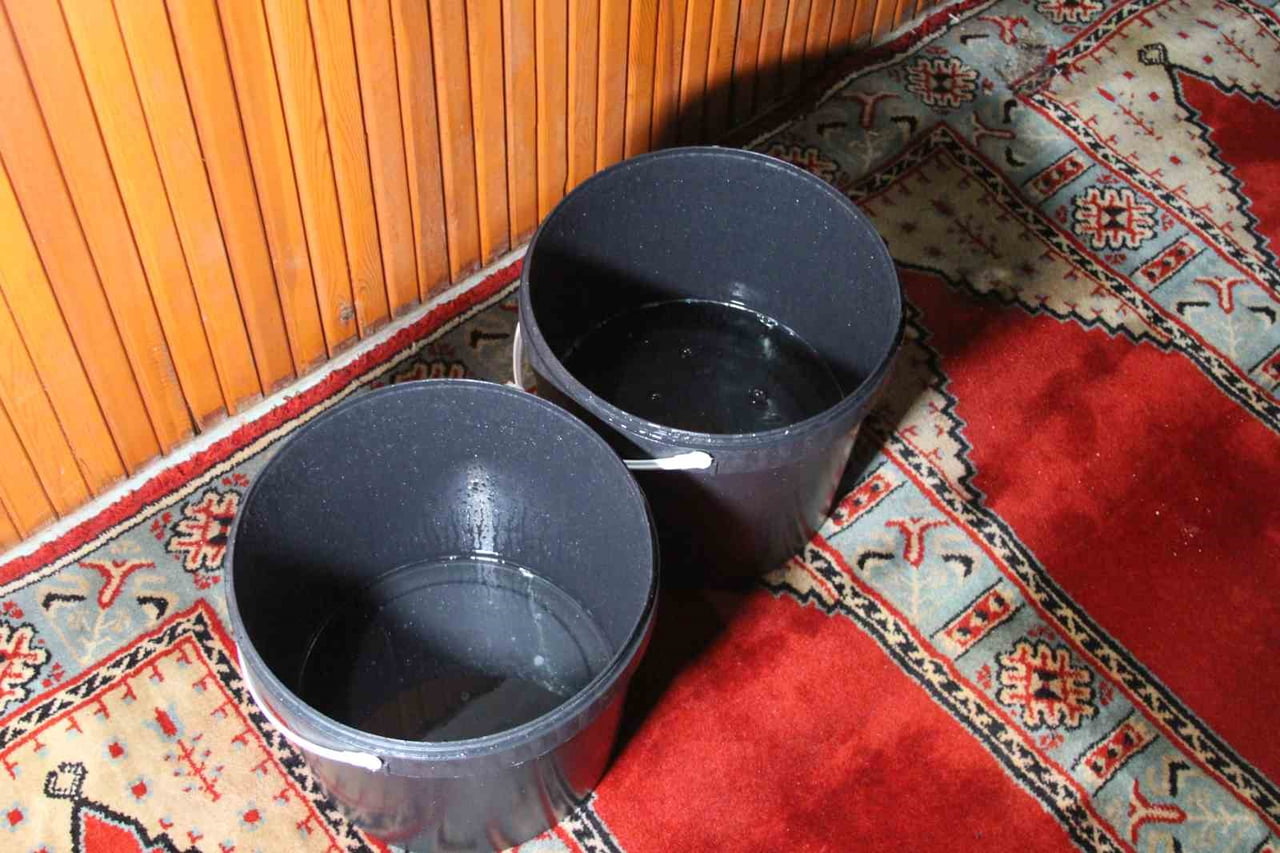 ADANA’DA 201 YILLIK TARİHİ CAMİDE, SAĞANAK YAĞIŞIN ARDINDAN TAVANDAN SU AKMAYA BAŞLADI. İÇERİYE...