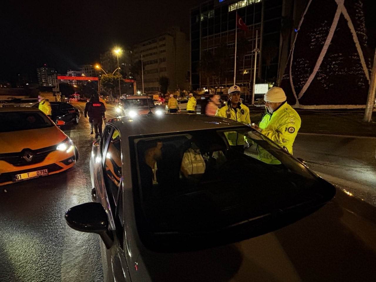 ADANA’DA 2026 YILININ İLK DAKİKALARINDA YAPILAN TRAFİK DENETİMİNDE ALKOLLÜ ÇIKAN SÜRÜCÜLERE CEZAİ...