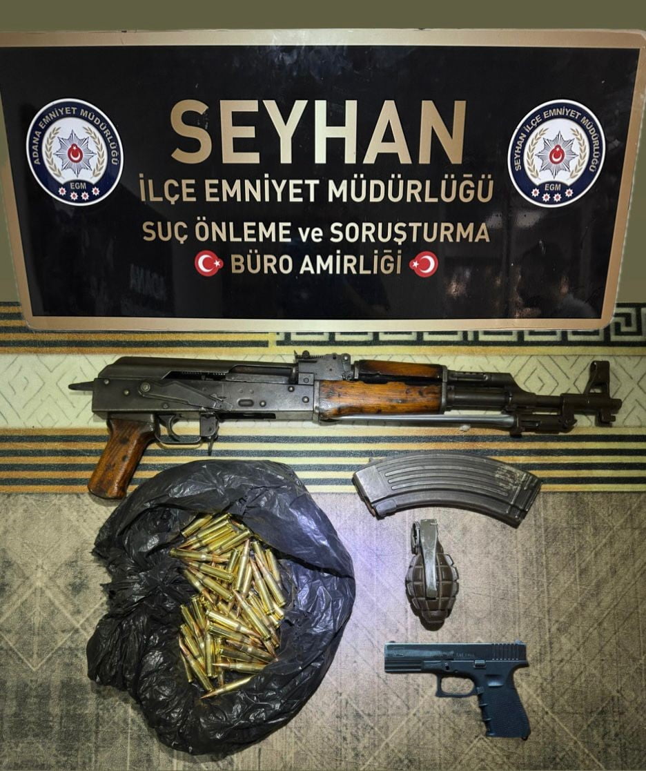 ADANA’DA BİR EVDE AK-47 VE EL BOMBASI ELE GEÇİLİRKEN OLAYLA İLGİLİ YAKALANAN 4 KİŞİ ÇIKARILDIĞI...