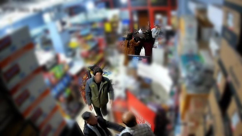 ADANA’DA BİR MARKETTE KARDEŞ OLDUĞU ÖNE SÜRÜLEN İKİ KİŞİ ARASINDA ÇIKAN KAVGADA ORTALIK SAVAŞ...