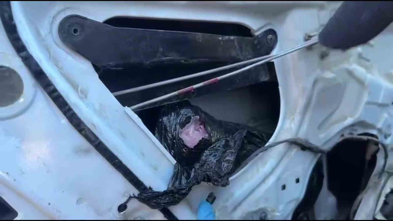 ADANA’DA BİR OTOMOBİLİN KAPI İÇLERİNE ZULALANMIŞ 66 BİN 600 ADET ECSTASY ELE...