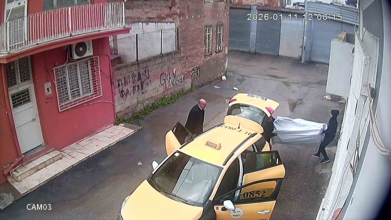 ADANA’DA BİSİKLET SATIŞI YAPILAN BİR DEPODA, TAVANINDAKİ DELİK VE KIRILAN KAPIDAN GİRİLEREK...