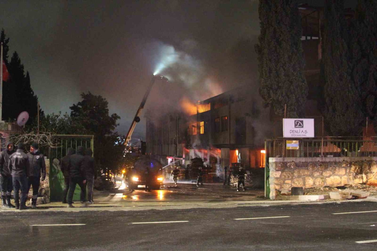 ADANA’DA DİPÇİK, PARKE, PANEL ÜRETİMİ YAPAN BİR FABRİKADA YANGIN ÇIKTI. İTFAİYE EKİPLERİ YANGINI...