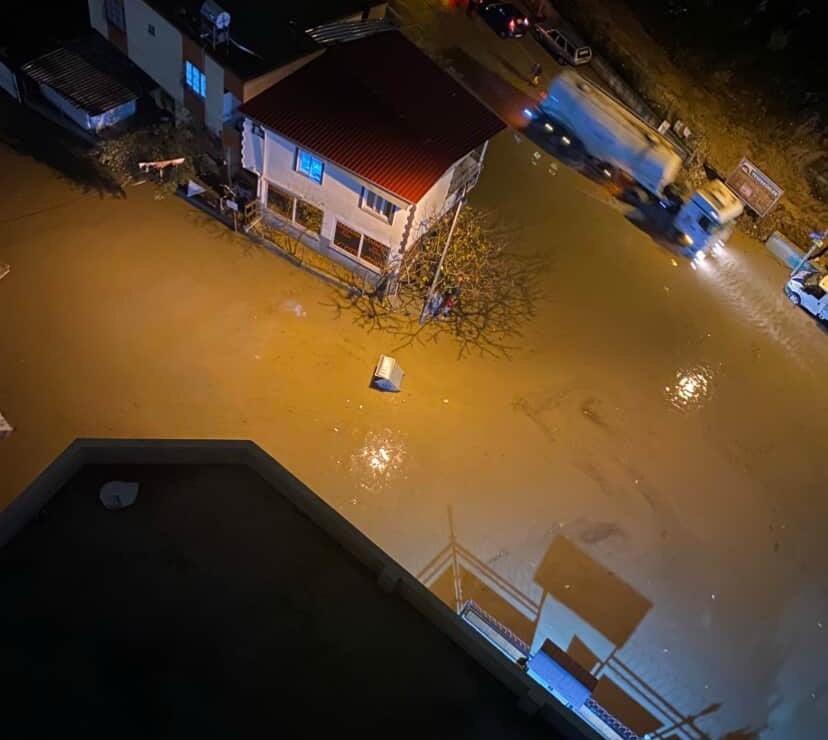 ADANA’DA ETKİLİ OLAN SAĞANAK YAĞIŞ HAYATI OLUMSUZ ETKİLEDİ.