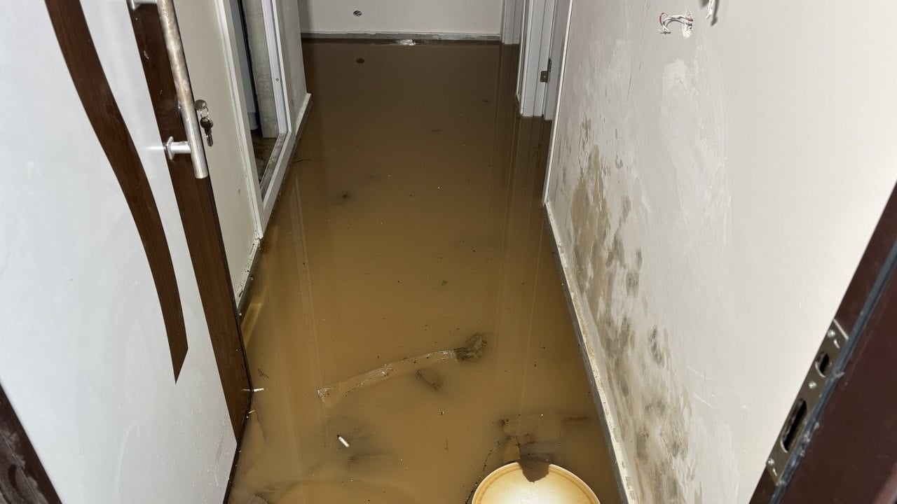 ADANA’DA ETKİLİ OLAN SAĞANAK YAĞIŞ HAYATI OLUMSUZ ETKİLEDİ.