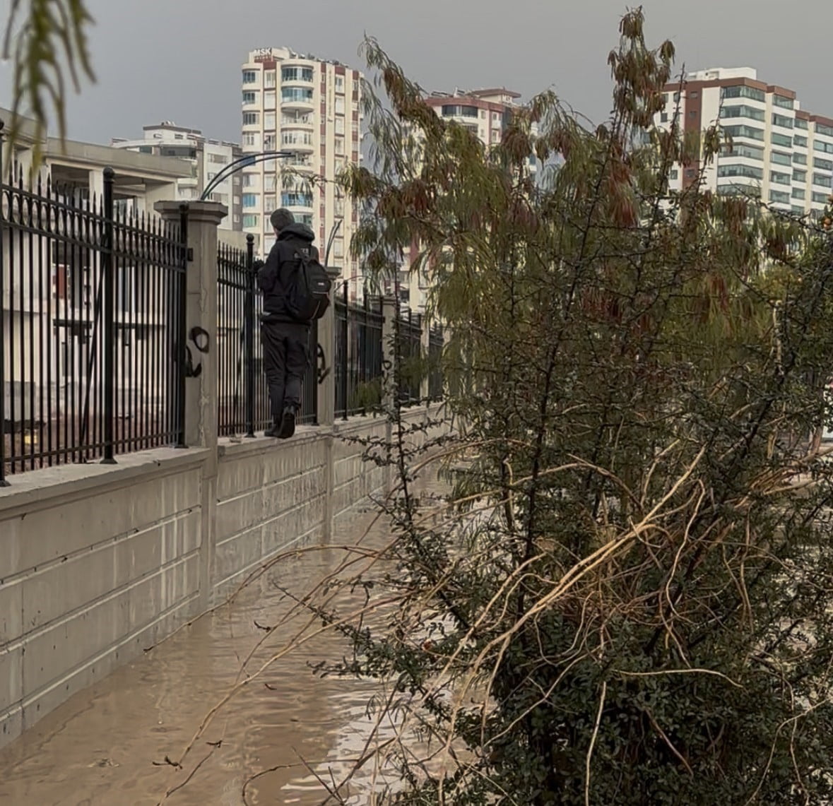 ADANA’DA ETKİLİ OLAN SAĞANAK YAĞIŞ NEDENİYLE CADDE VE SOKAKLAR GÖLE DÖNDÜ. YÜREĞİR’DE BİR...