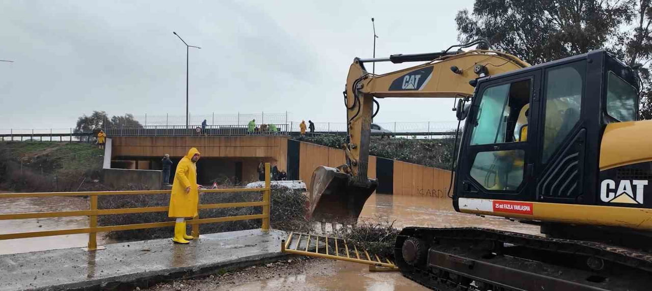 ADANA’DA ETKİLİ OLAN SAĞANAK YAĞIŞIN ARDINDAN YÜREĞİR'DE SU SEVİYESİNİN YÜKSELMESİYLE MİNİBÜS...