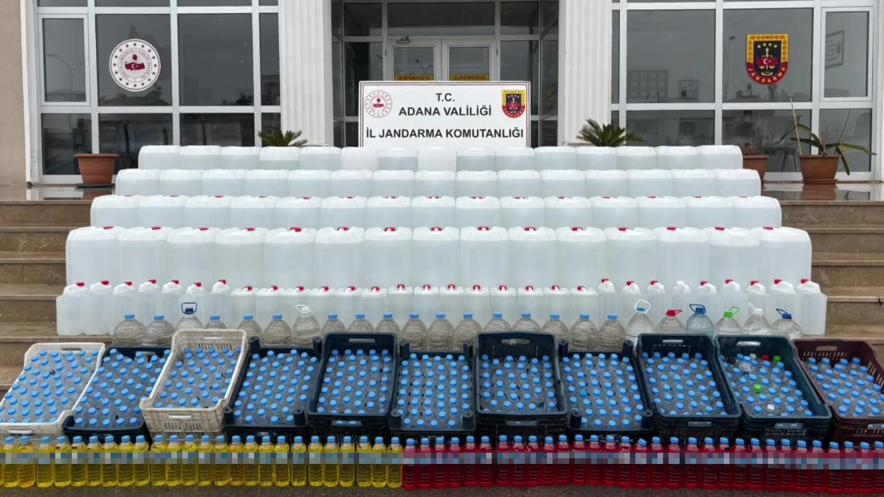 ADANA’DA JANDARMA EKİPLERİ DÜZENLEDİKLERİ OPERASYONDA 2 BİN 495 LİTRE SAHTE ALKOL ELE...