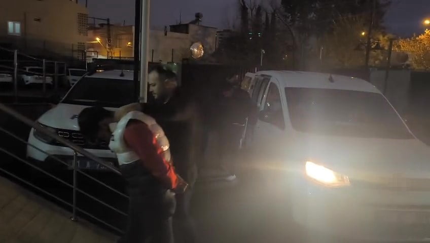 ADANA’DA KOKLADIKTAN SONRA PARFÜMLERİ ÇALAN İKİ KİŞİ ADLİ KONTROL ŞARTIYLA SERBEST KALDI....