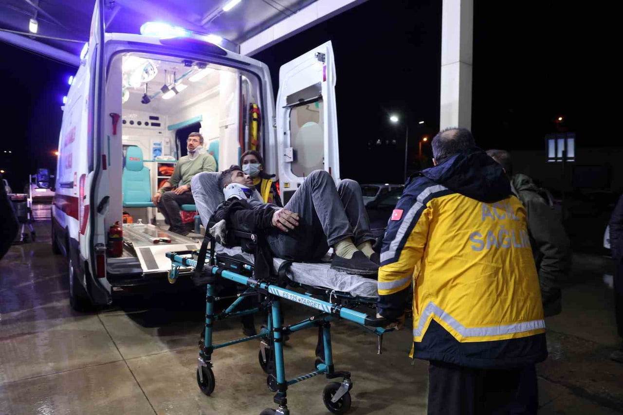 ADANA’DA KOZAN CEYHAN KARAYOLUNDA CEYHAN İSTİKAMETİNDE BULUNAN FABRİKA İŞÇİLERİNİ TAŞIYAN...