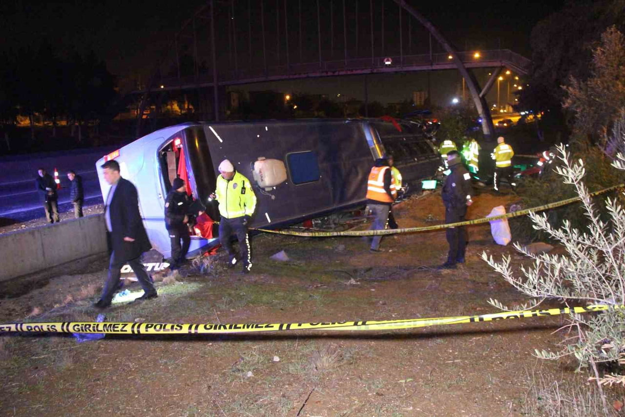 ADANA’DA OTOYOLDA BETON BARİYERE ÇARPAN YOLCU OTOBÜSÜ DEVRİLDİ, KAZADA 8 KİŞİ YARALANDI.