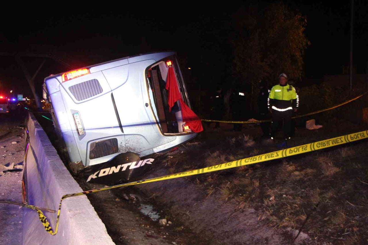 ADANA’DA OTOYOLDA BETON BARİYERE ÇARPAN YOLCU OTOBÜSÜ DEVRİLDİ, KAZADA 8 KİŞİ YARALANDI.