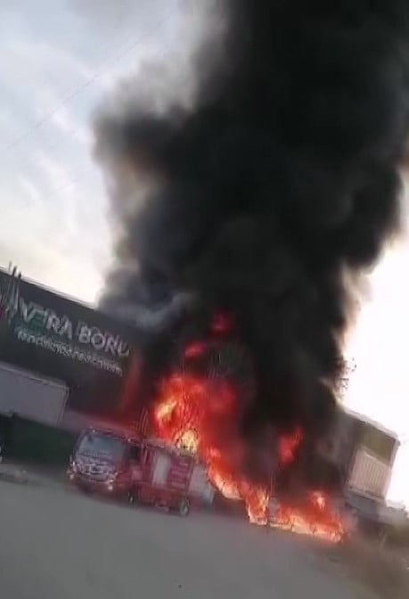 ADANA’DA PLASTİK ÜRETİM TESİSİNDE YANGIN ÇIKTI. İTFAİYE EKİPLERİNİN MÜDAHALESİYLE YANGIN KISA SÜRE...