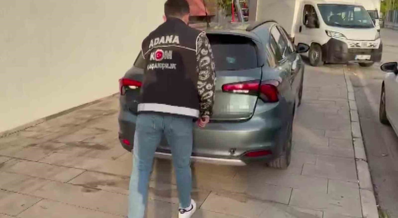 ADANA’DA POLİS BİR OTOMOBİL İÇERİSİNDEN 10 BİN PAKET GÜMRÜK KAÇAĞI SİGARA ELE GEÇİRDİ. OLAYLA...