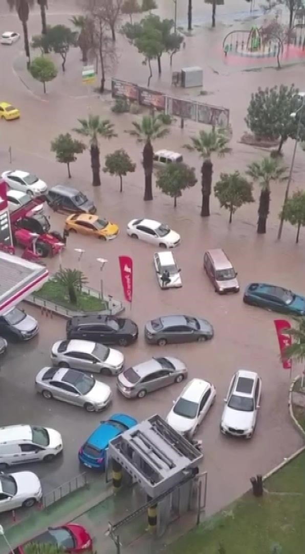 ADANA’DA ŞİDDETLİ YAĞIŞ SONUCU METREKAREYE 72 KİLOGRAMDAN FAZLA YAĞIŞ DÜŞTÜ. HORTUM OLUŞAN KENTTE...