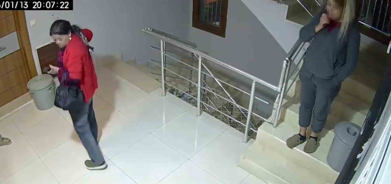 ADANA’DA SİGARA İÇEREK GİRDİKLERİ APARTMANDA BEĞENDİKLERİ AYAKKABILARI ÇALAN KADINLAR ANBEAN...