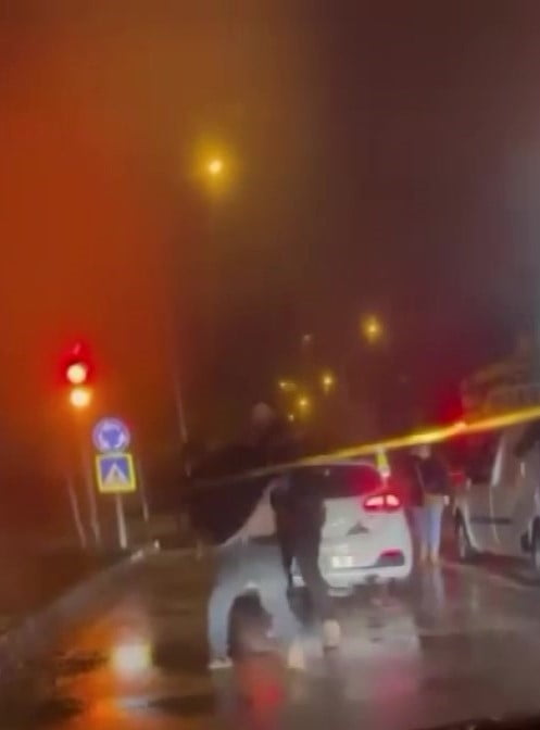 ADANA’DA TRAFİKTE TARTIŞAN SÜRÜCÜLER ARAÇLARINDAN İNİP YOLUN ORTASINA BİRBİRİNE GİRDİ, O ANLAR CEP...