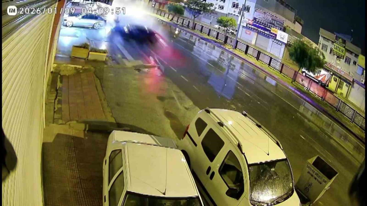 ADANA’DA YAĞAN YAĞMUR SONRASI KAYGANLAŞAN YOLDA KONTROLDEN ÇIKAN OTOMOBİL PARK HALİNDEKİ 4 ARACA...