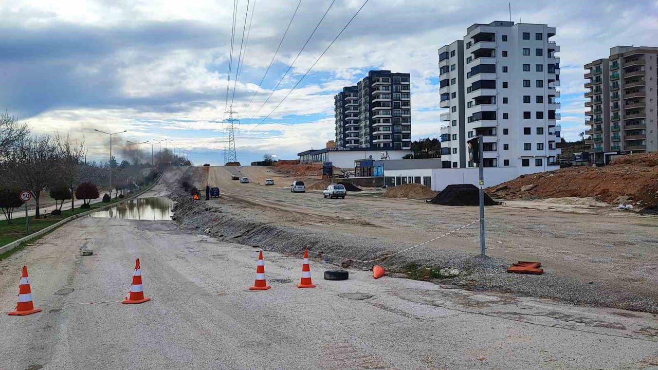 ADANA’DA YAĞMUR SONRASI BULVARDA SU BİRİKİNTİSİ OLUŞUNCA BELEDİYE SUYU TAHLİYE ETMEK YERİNE YOLU...