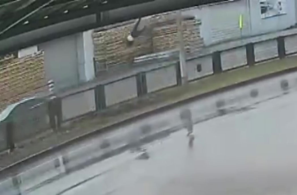 ADANA’DA YAYA GEÇİDİNDEN YOLUN KARŞINA GEÇMEK İSTEYEN YAŞLI ADAM, OTOMOBİLİN ÇARPMASI SONUCU...