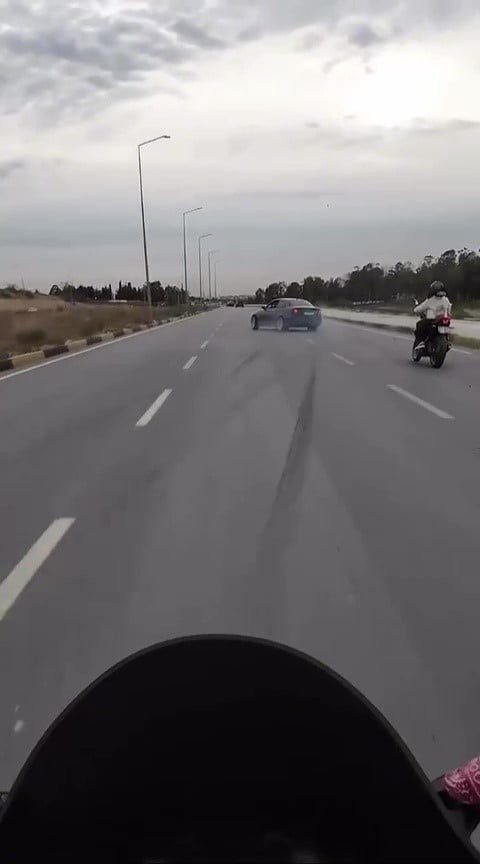 ADANA’DA YOLDA DRİFT YAPAN LÜKS OTOMOBİLİN ÖNÜNDE GİDEN MOTOSİKLETLİ KAZADAN SON ANDA KURTULDU. O...