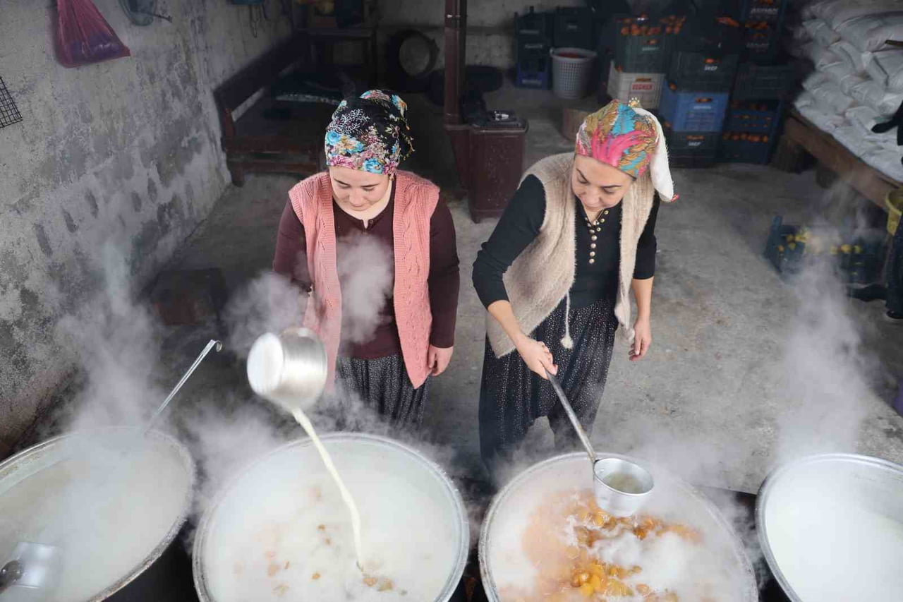 ADANA’NIN BİRÇOK NOKTASINDA BULUNAN VE İLE GELEN ZİYARETÇİLERİN İLK BAKIŞTA PORTAKAL SANDIĞI ANCAK...
